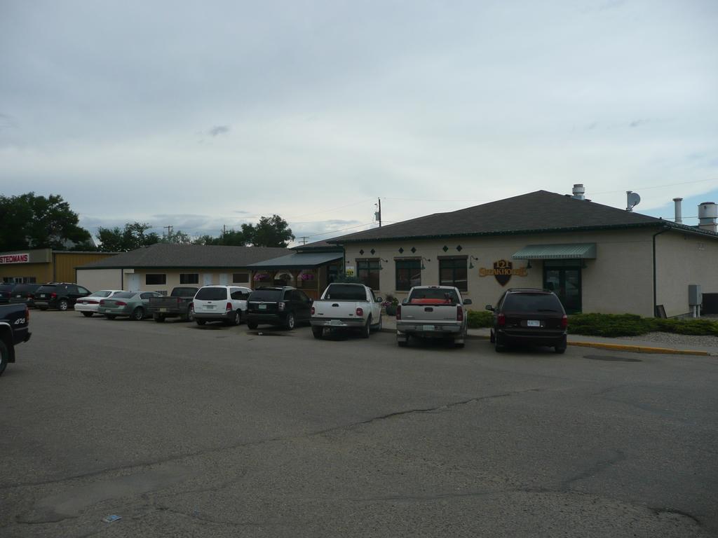 121 Steakhouse & Motel Assiniboia Exterior photo