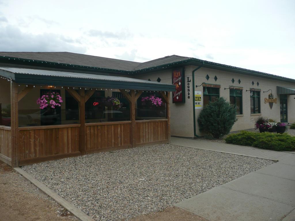 121 Steakhouse & Motel Assiniboia Exterior photo